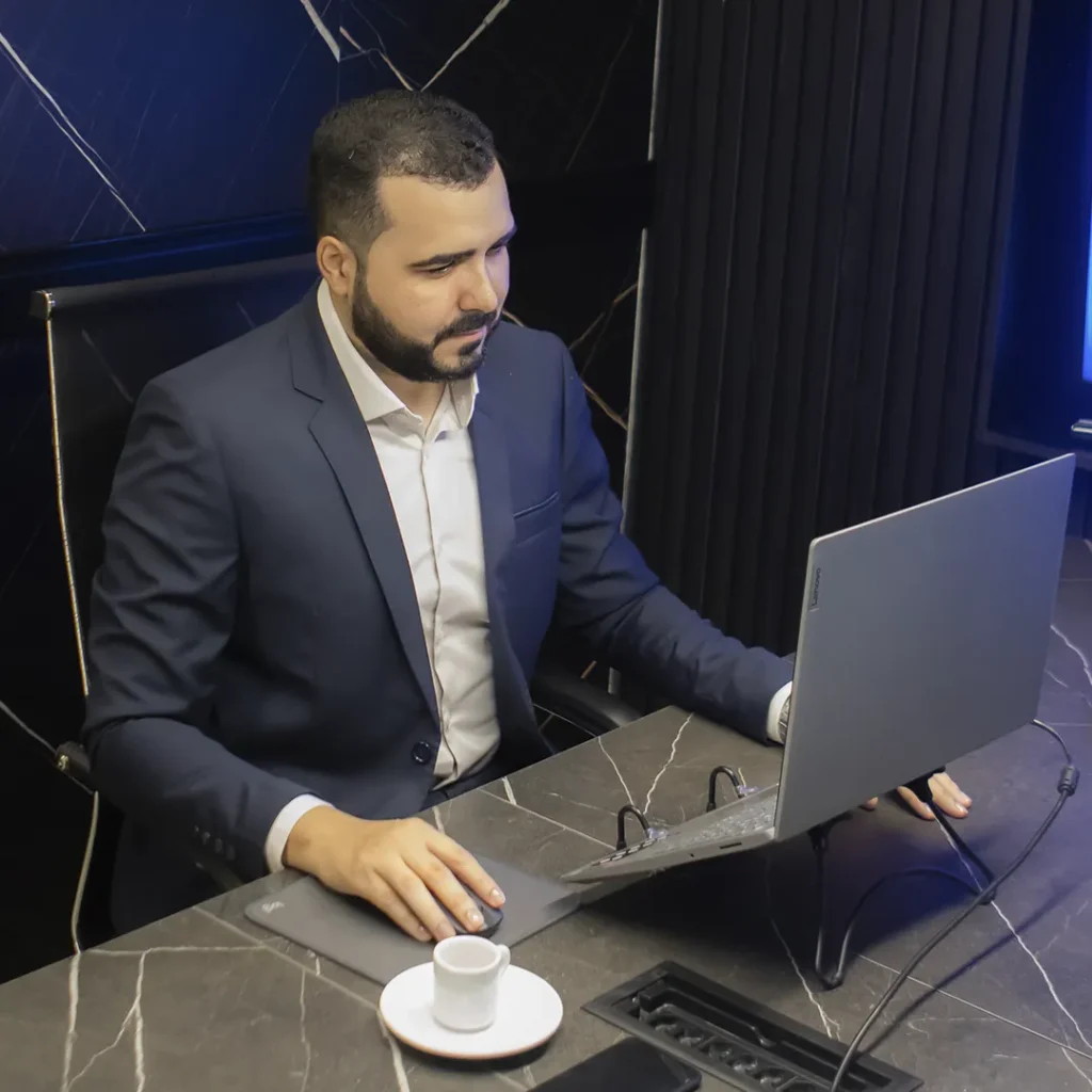 contador Iran Firmino trabalhando no desktop