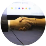 Contador Iran Firmino apertando a mão cliente