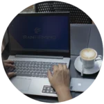 contador Iran Firmino trabalhando no desktop tomando um café